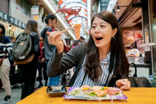 Красивая Девушка Забирает Сашими Стол Традиционный Рынок Японии Полный Еды — стоковое фото