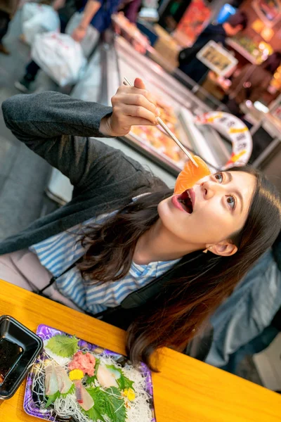 Asiatisk Kvinne Som Spiser Japansk Sashimi Utsikt Fra Med Oppover – stockfoto