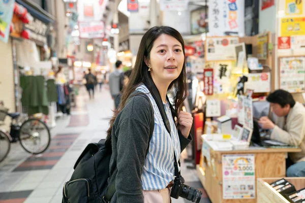 Mujer Asiática Mirando Otro Lugar Por Fondo Calle — Foto de Stock