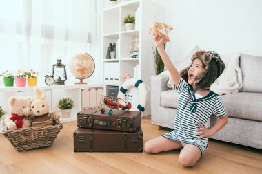 Çocuk oyuncak uçağı havada yükselterek. O bir pilot olmak istiyor.