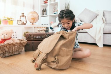 Çocuk onun sırt çantası içinde bir şey arıyor. zaman başka bir gezi için.