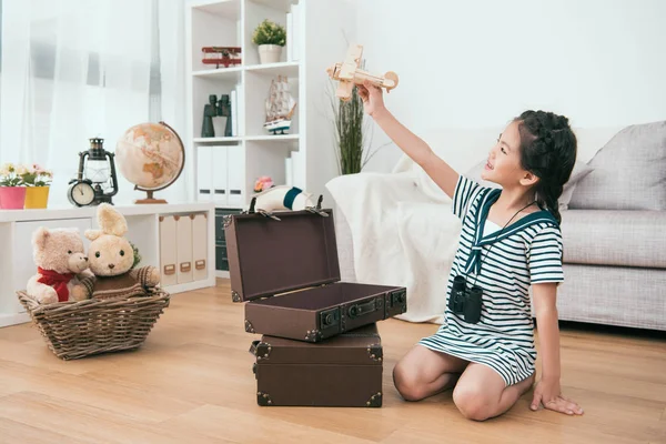 Kind Met Een Stuk Speelgoed Vliegtuig Haar Hand Stel Dat — Stockfoto