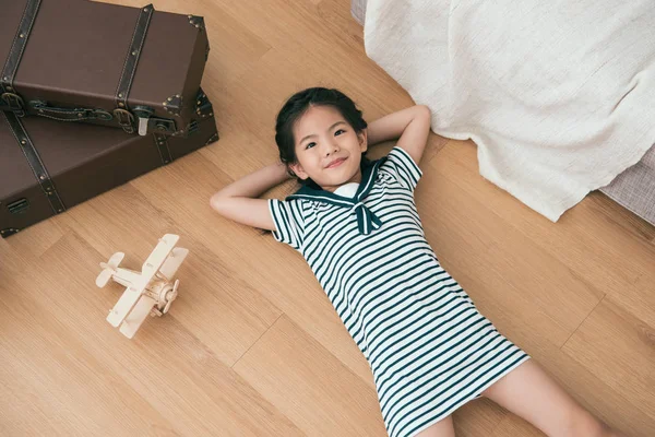 Una Niña Acostada Boca Arriba Mirando Hacia Habitación Parece Muy — Foto de Stock