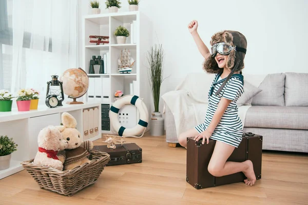 Een Beetje Polit Haar Hand Zetten Dromen Vliegen Lucht — Stockfoto