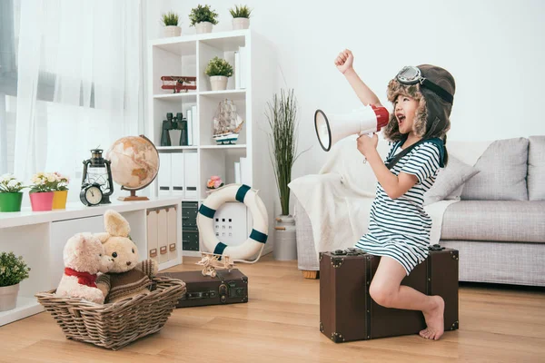 Criança Segurando Megafone Levantando Mão Ela Está Pronta Para Próxima — Fotografia de Stock