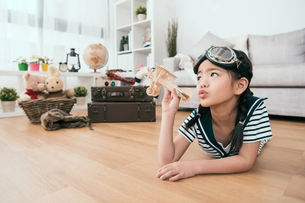 Niño Haciendo Pucheros Soñando Con Juguete Favorito Ella Tiene Gran — Foto de Stock