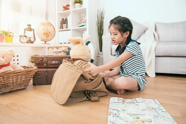 Enfant Parlant Avec Son Lapin Jouet Ils Prévoient Aller Pays — Photo