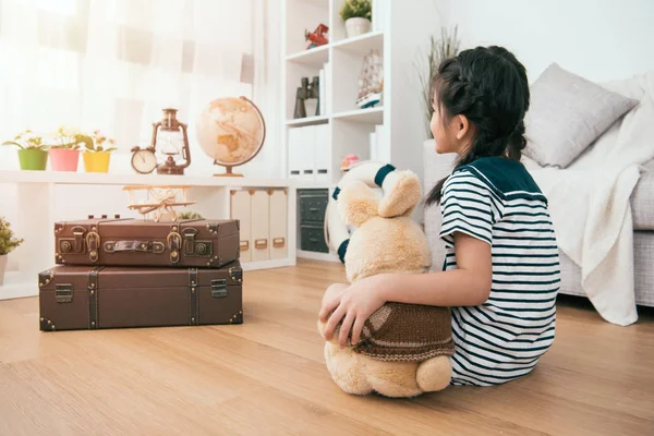 Niño Abrazando Conejo Juguete Sentados Juntos Son Tan Buenos Amigos — Foto de Stock