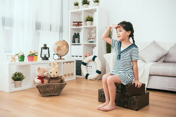 Kind Zoek Naar Buiten Vanuit Woonkamer Met Een Vrolijke Weergave — Stockfoto