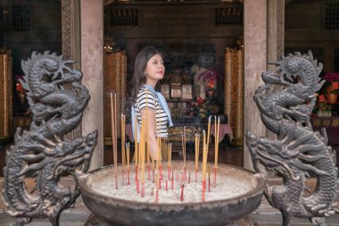 Asyalı kadın tören tapınağın bitirme. Kutsal bir gün