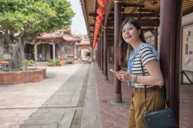 telefonla arama Asya ziyaretçi. bir kadın yan görünüm.