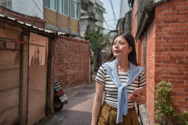 bir telefon kaçmak tarafından sokakta geziniyor ziyaretçi. eski evleri tarafından çevrili sokak.