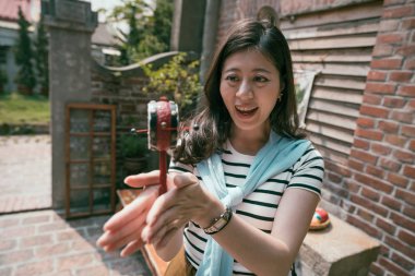 Asya ziyaretçi antik craft çalışıyor. bir gezi yer Tayvan.