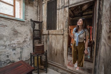 eski eski building.surroung eski furnitune ve ahşap tarafından gezi kadın.