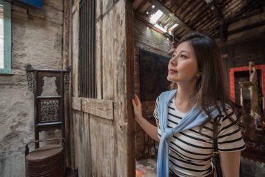 Eski Çin evi ziyaret güzel kadın. Eski mobilya ve dekorasyon ile.