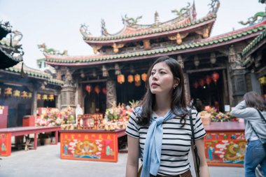 Asyalı kadın ayakta ve tapınakta etrafa. tanrıların ibadet insanlar.