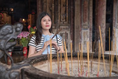 Asya mümin tanrılarına tapınma. Daha iyi ve sağlıklı bir yaşam için dua.