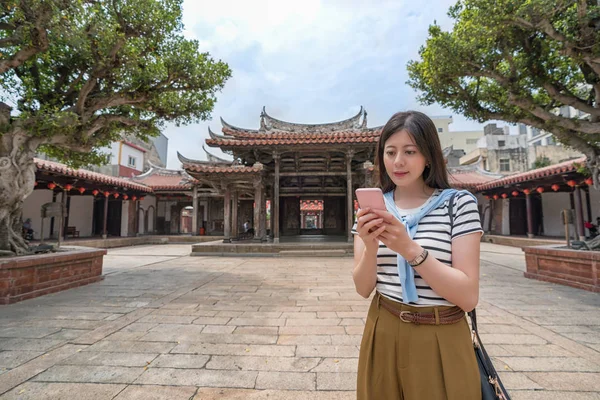 Turista Asiatica Cerca Qualcosa Telefono Trovare Prossima Destinazione — Foto Stock
