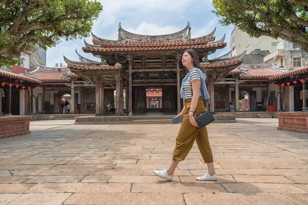 Asiatiska Turister Vandrar Templet Letar Efter Någonstans Att Besöka — Stockfoto