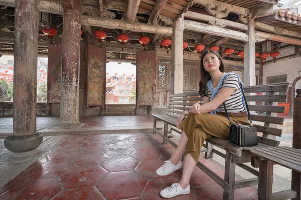 Lukang bina eski tezgah oturuşta. Asyalı kadınlar görünümünü tam uzunlukta