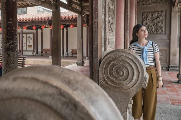 Asyalı kadın arkasında duran heykel. lukang Longshan tapınakta