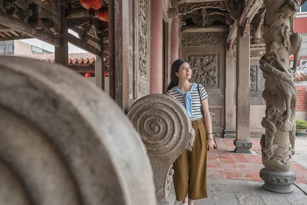 Aziatische Bezoeker Standin Longshan Tempel Een Weergave Van Toeristische Lukang — Stockfoto