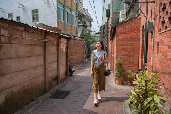 Mujer Asiática Caminando Por Estrecho Callejón Rodeando Las Casas Antiguas — Foto de Stock