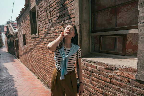 yukarı doğru seyir ile sokakta duruyorum görünümü. evler bir arka plan ile.