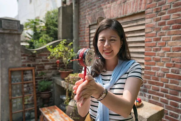 Antik craft mutlu oynarken ziyaretçi. eski evin arka plan ile.