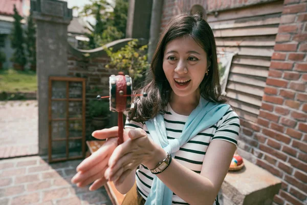 Asya ziyaretçi antik craft çalışıyor. bir gezi yer Tayvan.