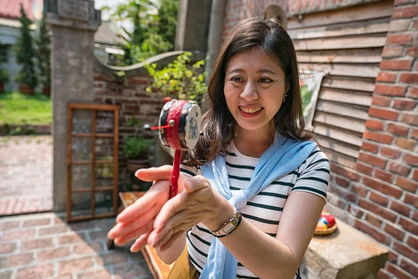 eski geleneksel zanaat oynuyor. mutlu bir şekilde arayan kadın.