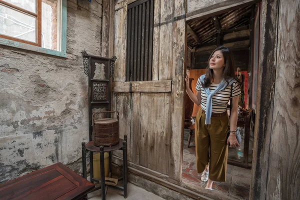 eski eski building.surroung eski furnitune ve ahşap tarafından gezi kadın.