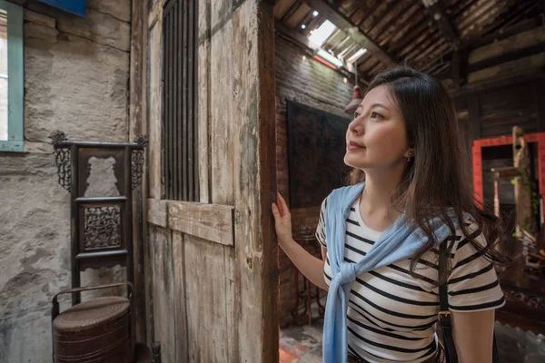 Eski Çin evi ziyaret güzel kadın. Eski mobilya ve dekorasyon ile.