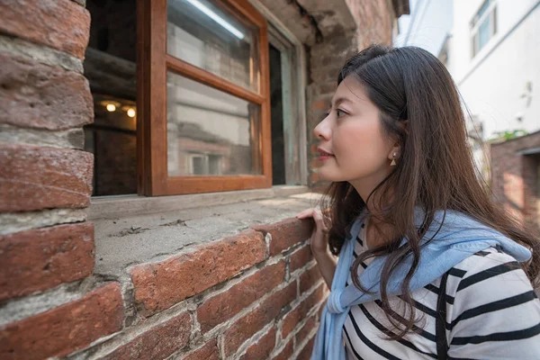 Азиатская Женщина Заглядывает Внутрь Через Окно Standing Old House — стоковое фото