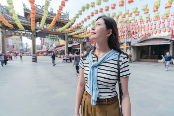 Aziatische Vrouw Glimlachen Zoek Naar Boven Door Achtergrond Van Tempel — Stockfoto