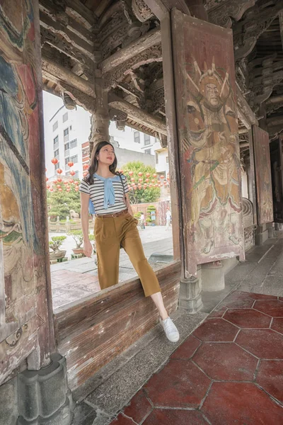 zarif Asyalı kadın Longshan tapınakta stepping. o yukarıya bakıyor ve zevk.