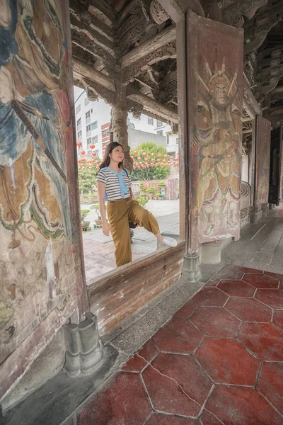 Asyalı kadın eşik yürüyüş. o ziyaret etti burada ilk defa olarak