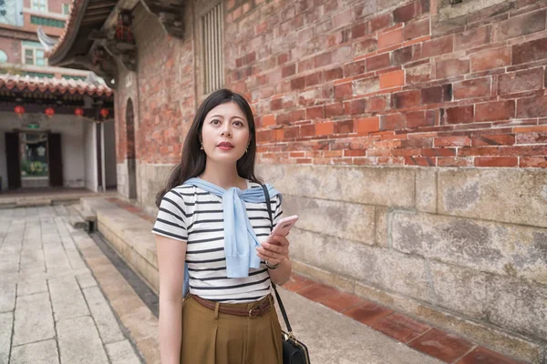 Güzel Asyalı kadın aramak için belgili tanımlık hareket eden kullanma. Onu hedef buluyor.