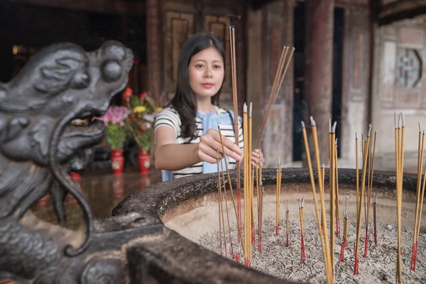 mümin tütsü buhurdan koyarak. geleneksel bir ritüel Tapınak