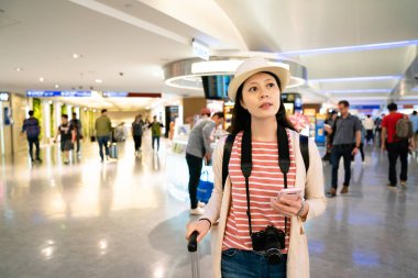 belgili tanımlık smartphone elinde kendimi hizmet sayacında arama Asya ziyaretçi. kalabalık ve personel arka tarafından.