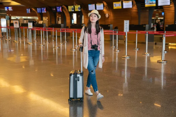 Yatılı için Asya ziyaretçi hazır. Havalimanı arka plan tarafından. 