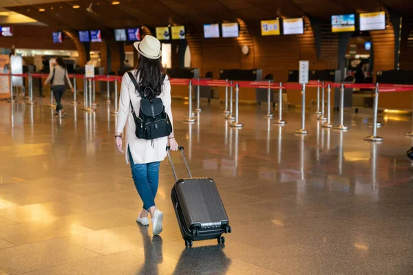 Asya ziyaretçi onay koridorda Bagaj taşıma ve yürüyüş inç için hazır. sayaç opened.view arkadan bekliyor