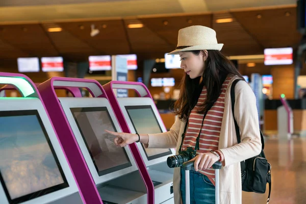Ładny Asian Gościem Używając Maszyny Self Usługa Transferu Lotnisku Dotknięcie — Zdjęcie stockowe