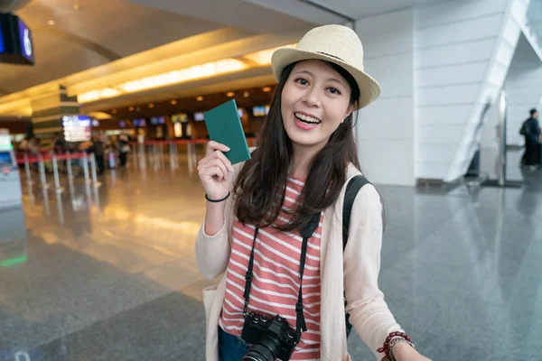 Посетитель Азии Показывает Свой Паспорт Смайлик Радости Фоне Аэропорта — стоковое фото