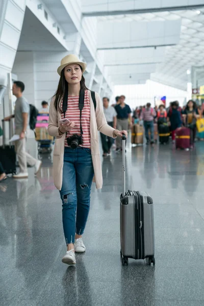 havaalanında bir yere bakarak ziyaretçi. kalabalık arka tarafından. 