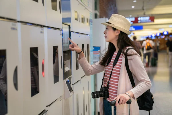Ziyaretçi browzing akıllı para kasa. bir kullanmaya çalışıyor. taraftan göster.