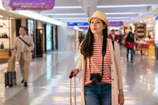 Mujer Caminando Tiendas Aeropuerto Área Libre Impuestos Taoyuan Aeropuerto Internacional — Foto de Stock