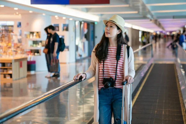 hareketli konveyör bant üzerinde duran kadın. bir yer arıyorum. 