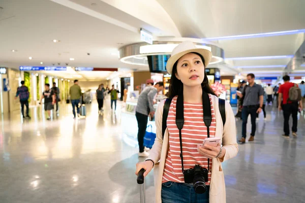 belgili tanımlık smartphone elinde kendimi hizmet sayacında arama Asya ziyaretçi. kalabalık ve personel arka tarafından.