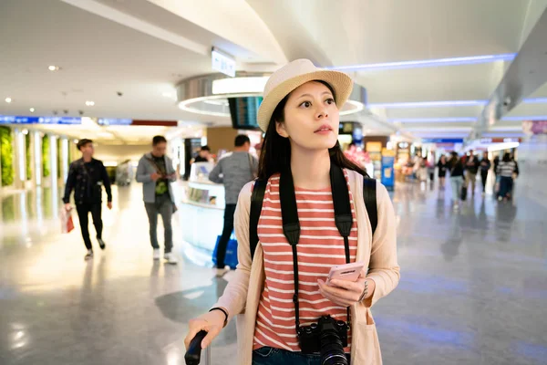 bir şey hizmet sayacında ararken ziyaretçi. havaalanında yarım vücut görünümü.